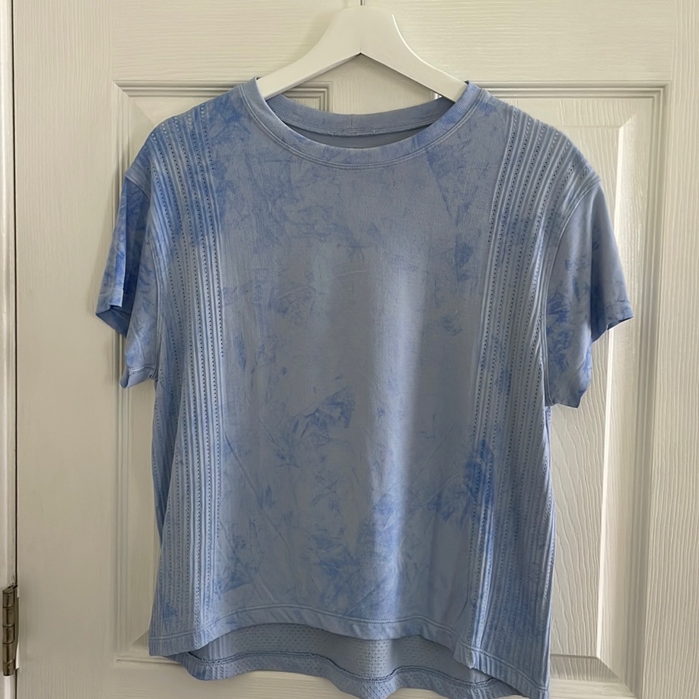 Lululemon T-shirt size 4